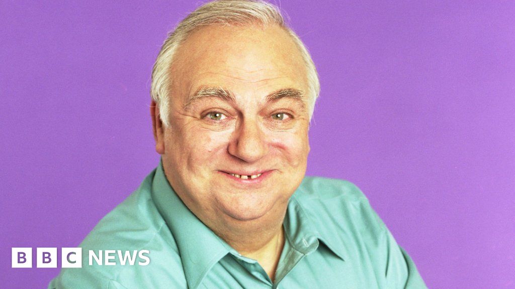 Roy Hudd’s Net Worth: Inside the Life of the Actor, Comedian, and Radio Legend